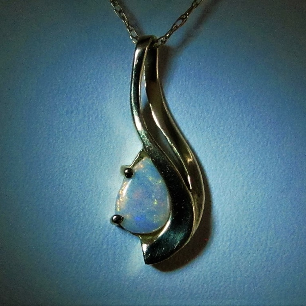 1/3 Carat Opal Pend./Neck.14K Yellow Gold 1.8 Gram